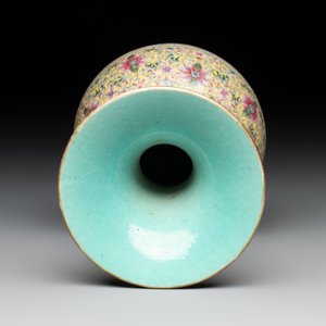 A Chinese famille rose 'flower scroll' vase-shaped box and cover, Qianlong mark, 19th C. — foto 8