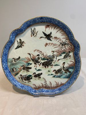 A Chinese famille rose flower-shaped '18 geese' tray, mid-19th C. — foto 2