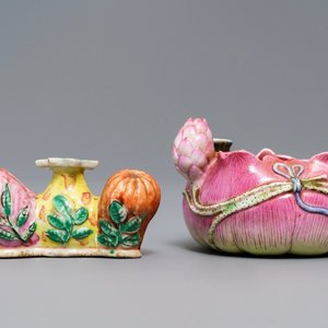 A Chinese famille rose flower-shaped brush washer and a brush rest, 19th C. — 照片 1