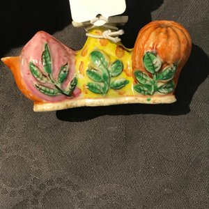 A Chinese famille rose flower-shaped brush washer and a brush rest, 19th C. — 照片 15