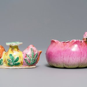 A Chinese famille rose flower-shaped brush washer and a brush rest, 19th C. — 照片 3