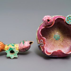 A Chinese famille rose flower-shaped brush washer and a brush rest, 19th C. — 照片 6