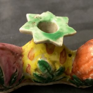 A Chinese famille rose flower-shaped brush washer and a brush rest, 19th C. — 照片 9