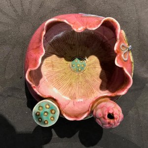 A Chinese famille rose flower-shaped brush washer and a brush rest, 19th C. — 照片 10