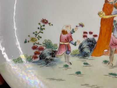 A Chinese famille rose 'foreigner' plate, Qianlong mark and probably of the period — 照片 7