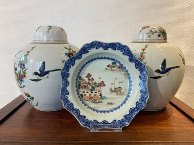 A Chinese famille rose 'Fort Folly' plate and a pair of Samson famille verte-style jars and covers, Qianlong and 19th C. — 照片 1