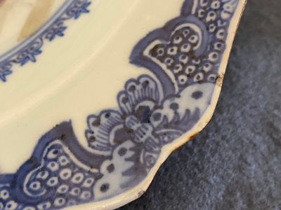 A Chinese famille rose 'Fort Folly' plate and a pair of Samson famille verte-style jars and covers, Qianlong and 19th C. — 照片 12