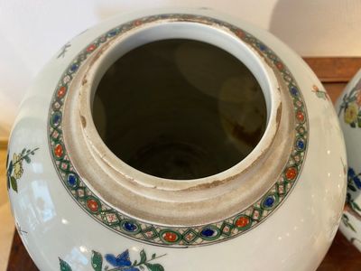 A Chinese famille rose 'Fort Folly' plate and a pair of Samson famille verte-style jars and covers, Qianlong and 19th C. — 照片 7