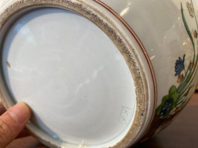 A Chinese famille rose 'Fort Folly' plate and a pair of Samson famille verte-style jars and covers, Qianlong and 19th C. — 照片 9