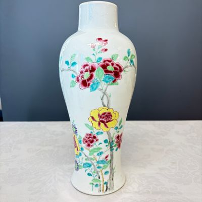 A Chinese famille rose four-piece garniture with floral design — foto 2