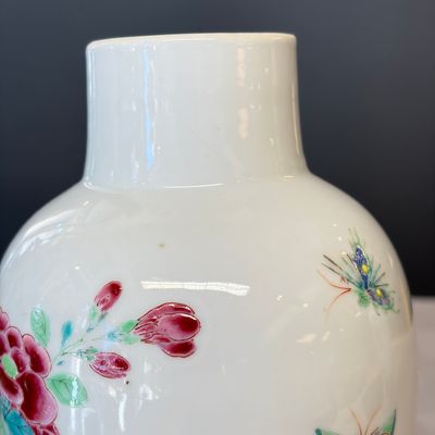 A Chinese famille rose four-piece garniture with floral design — foto 7