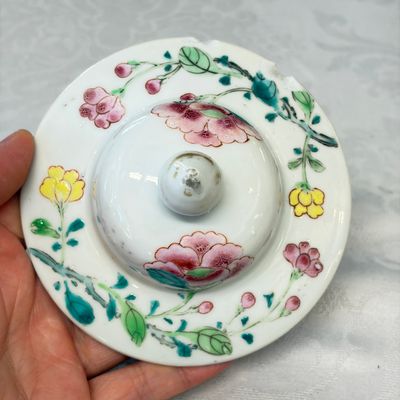 A Chinese famille rose four-piece garniture with floral design — foto 11