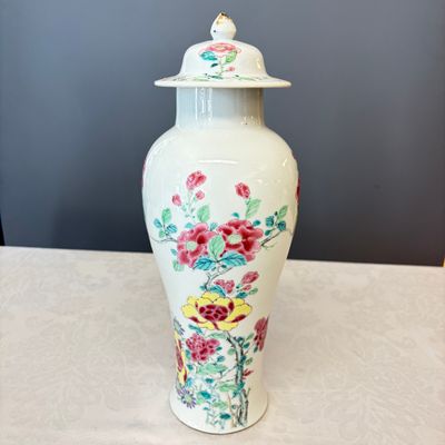 A Chinese famille rose four-piece garniture with floral design — foto 13