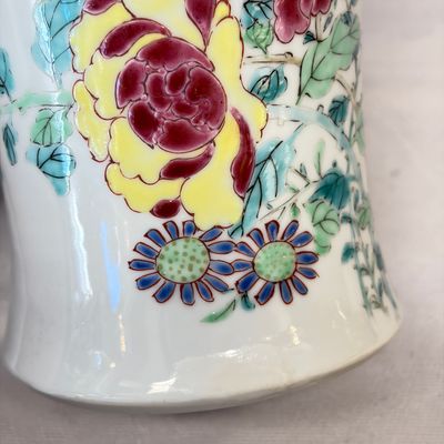 A Chinese famille rose four-piece garniture with floral design — foto 18