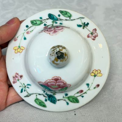 A Chinese famille rose four-piece garniture with floral design — foto 21