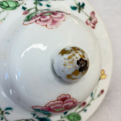 A Chinese famille rose four-piece garniture with floral design — foto 22