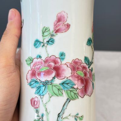 A Chinese famille rose four-piece garniture with floral design — foto 25