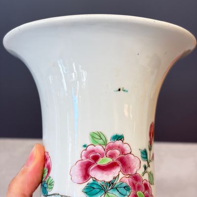 A Chinese famille rose four-piece garniture with floral design — foto 27