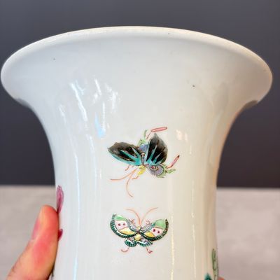 A Chinese famille rose four-piece garniture with floral design — foto 28