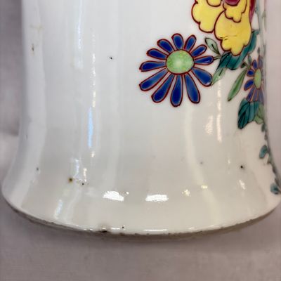 A Chinese famille rose four-piece garniture with floral design — foto 29