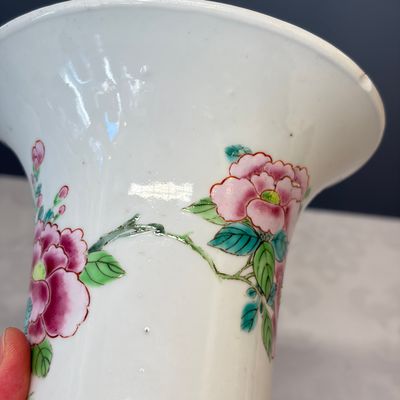 A Chinese famille rose four-piece garniture with floral design — foto 34