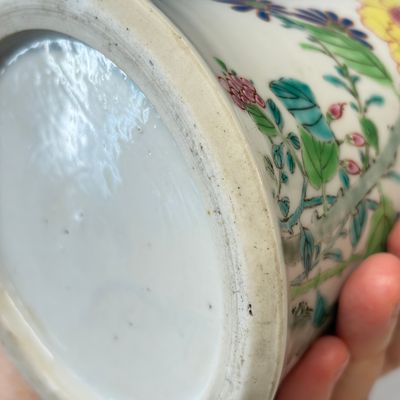 A Chinese famille rose four-piece garniture with floral design — foto 42