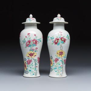A Chinese famille rose four-piece garniture with floral design — foto 8