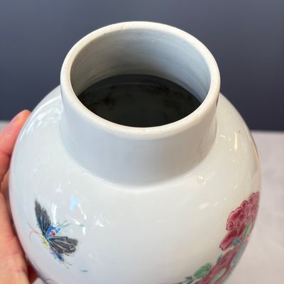 A Chinese famille rose four-piece garniture with floral design — photo 19