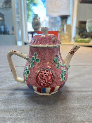 A Chinese famille rose frogspawn-ground relief-molded teapot and cover, Yongzheng — 照片 1