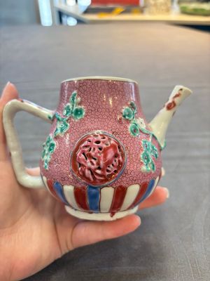 A Chinese famille rose frogspawn-ground relief-molded teapot and cover, Yongzheng — 照片 2