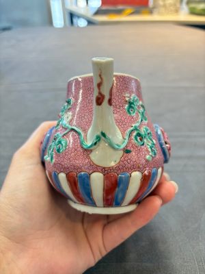 A Chinese famille rose frogspawn-ground relief-molded teapot and cover, Yongzheng — 照片 3