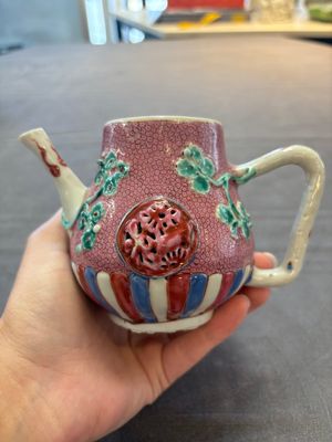 A Chinese famille rose frogspawn-ground relief-molded teapot and cover, Yongzheng — 照片 4