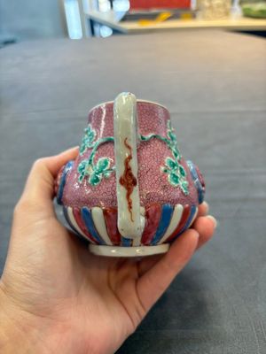 A Chinese famille rose frogspawn-ground relief-molded teapot and cover, Yongzheng — 照片 5