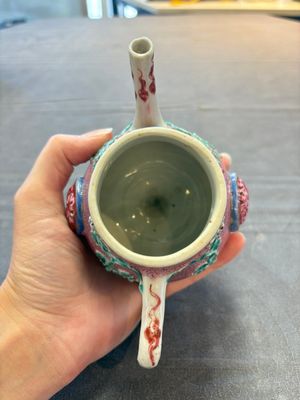 A Chinese famille rose frogspawn-ground relief-molded teapot and cover, Yongzheng — 照片 6