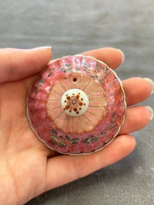 A Chinese famille rose frogspawn-ground relief-molded teapot and cover, Yongzheng — 照片 8
