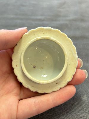 A Chinese famille rose frogspawn-ground relief-molded teapot and cover, Yongzheng — 照片 9