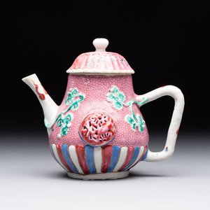 A Chinese famille rose frogspawn-ground relief-molded teapot and cover, Yongzheng — 照片 1