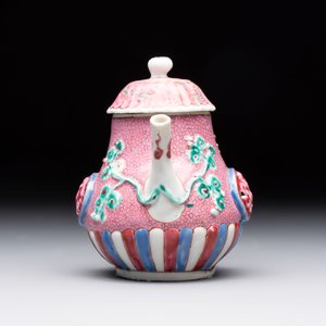 A Chinese famille rose frogspawn-ground relief-molded teapot and cover, Yongzheng — 照片 2