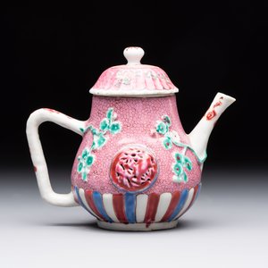 A Chinese famille rose frogspawn-ground relief-molded teapot and cover, Yongzheng — 照片 3