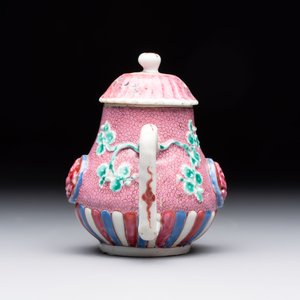 A Chinese famille rose frogspawn-ground relief-molded teapot and cover, Yongzheng — 照片 4