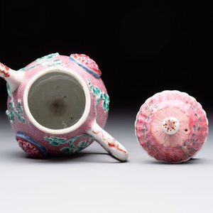 A Chinese famille rose frogspawn-ground relief-molded teapot and cover, Yongzheng — 照片 5