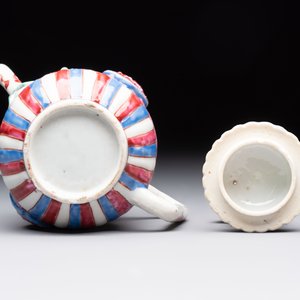 A Chinese famille rose frogspawn-ground relief-molded teapot and cover, Yongzheng — 照片 6