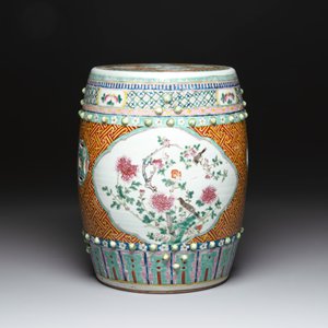 A Chinese famille rose garden seat with birds among flowering branches, 19th C. — photo 3