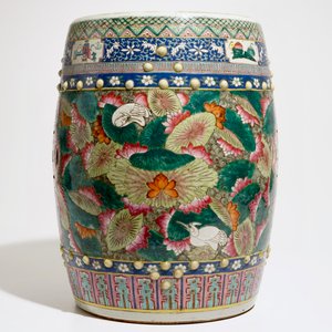 A Chinese famille rose garden seat with birds among lotus flowers, 19th C. — photo 2