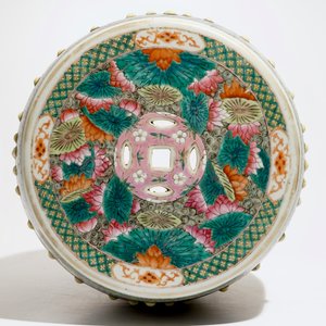 A Chinese famille rose garden seat with birds among lotus flowers, 19th C. — photo 5