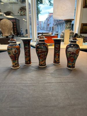 A Chinese famille rose garniture of five 'mandarin subject' vases, Qianlong — 照片 1
