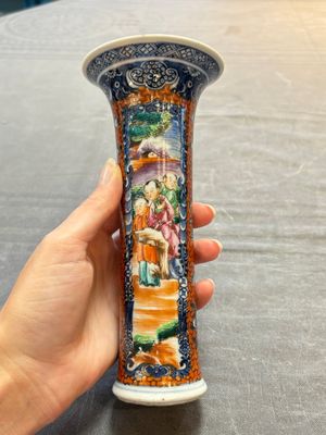 A Chinese famille rose garniture of five 'mandarin subject' vases, Qianlong — 照片 12