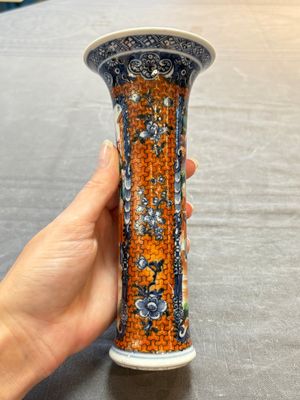 A Chinese famille rose garniture of five 'mandarin subject' vases, Qianlong — 照片 15