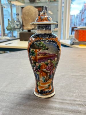 A Chinese famille rose garniture of five 'mandarin subject' vases, Qianlong — 照片 18