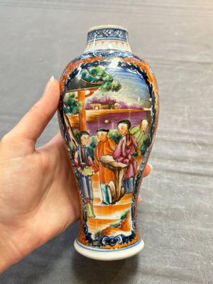 A Chinese famille rose garniture of five 'mandarin subject' vases, Qianlong — 照片 19